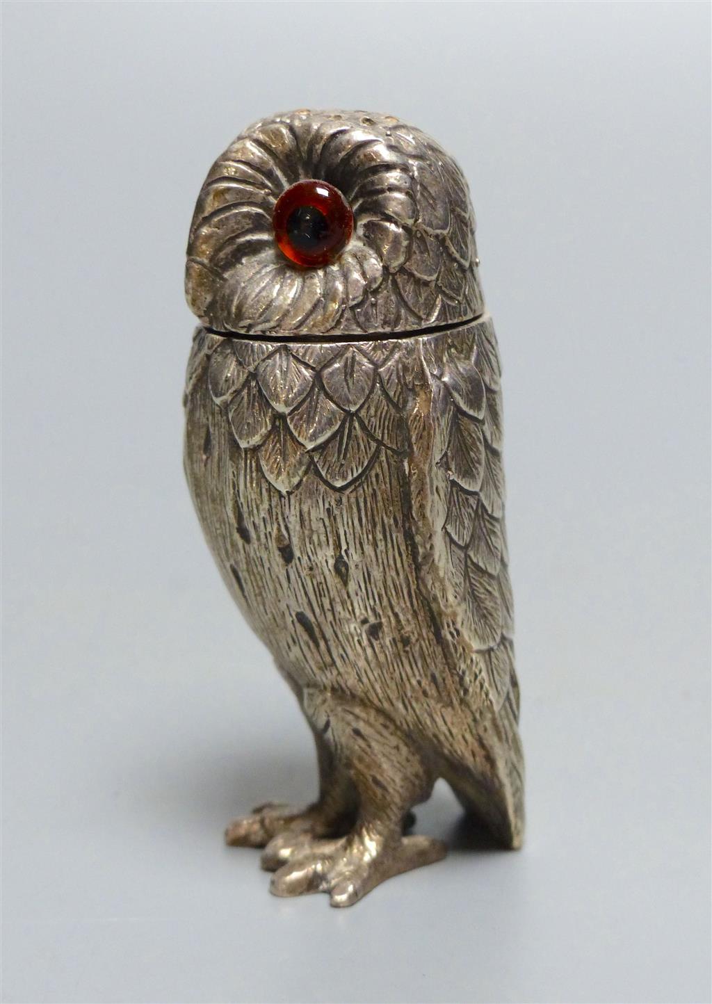 A 1960's novelty silver pepperette, modelled as an owl, William Comyns & Sons Ltd, London, 1962, 76mm, gross 3.5oz.